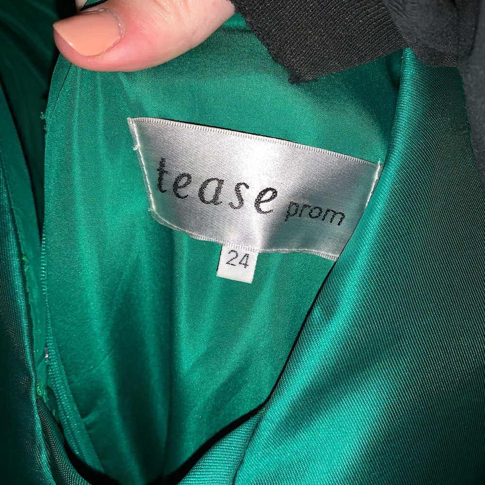 PLUS SIZE PROM DRESS - Picture 4 of 6